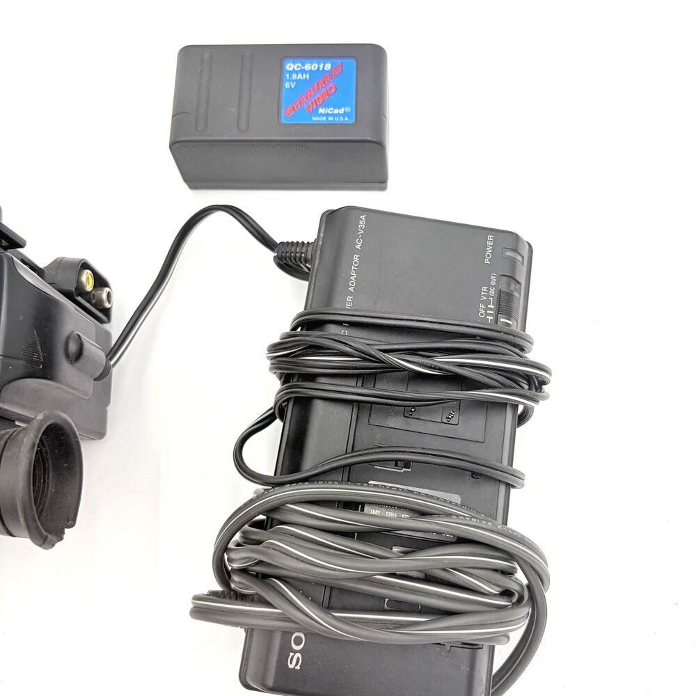Sony CCD-TR6 Video8 Handycam Camcorder Bundle AC-V35A For Parts Repair Powers On - Picture 4 of 10